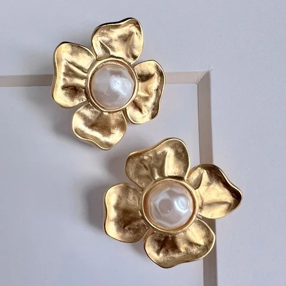Vintage 80s GIVENCHY Matte Gold Plated Flower Pearl Clip On Statement Earrings - Picture 7 of 17
